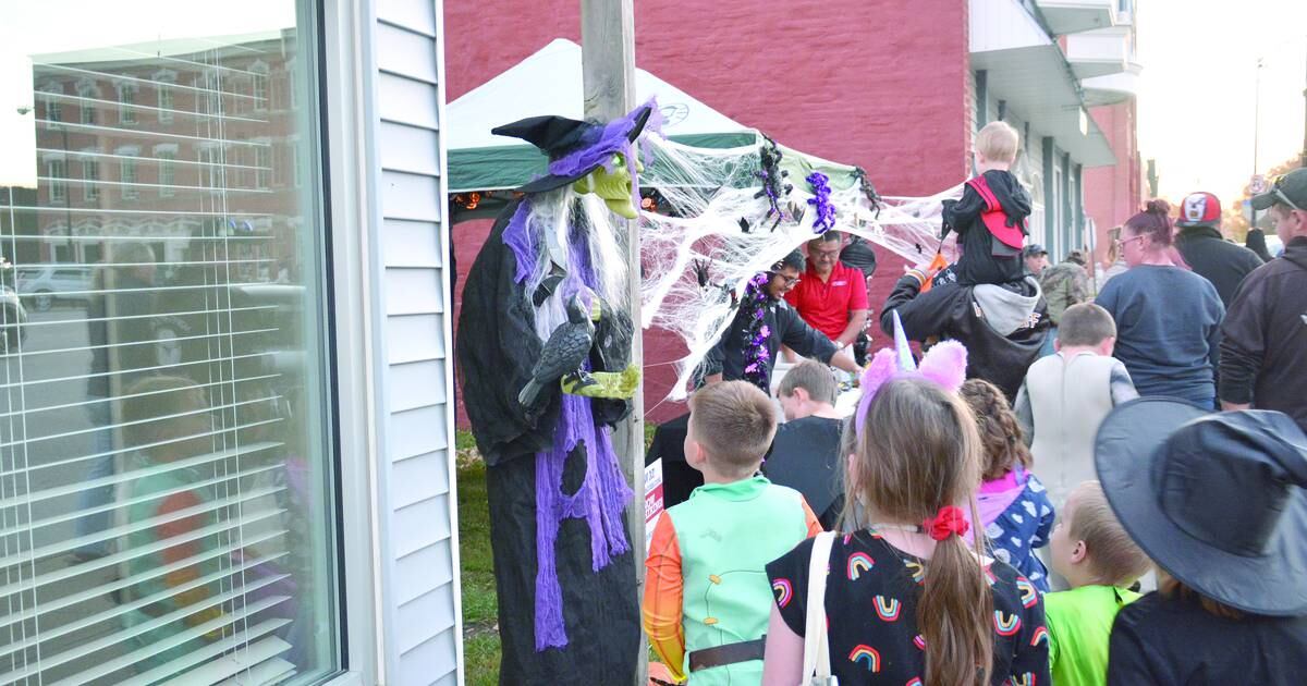 Downtown Spooktacular, trick or treat set OsceolaSentinel Tribune