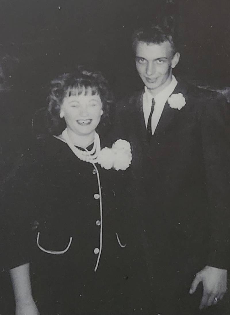 Gareth and Connie Deemer celebrate anniversary and renew vows.