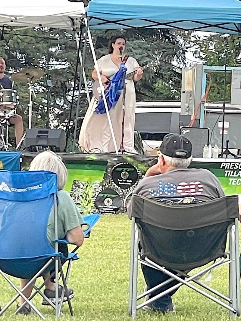 Nashville’s Amanda Fish captivates the crowd at the inaugural LamoniLIVE in 2024.