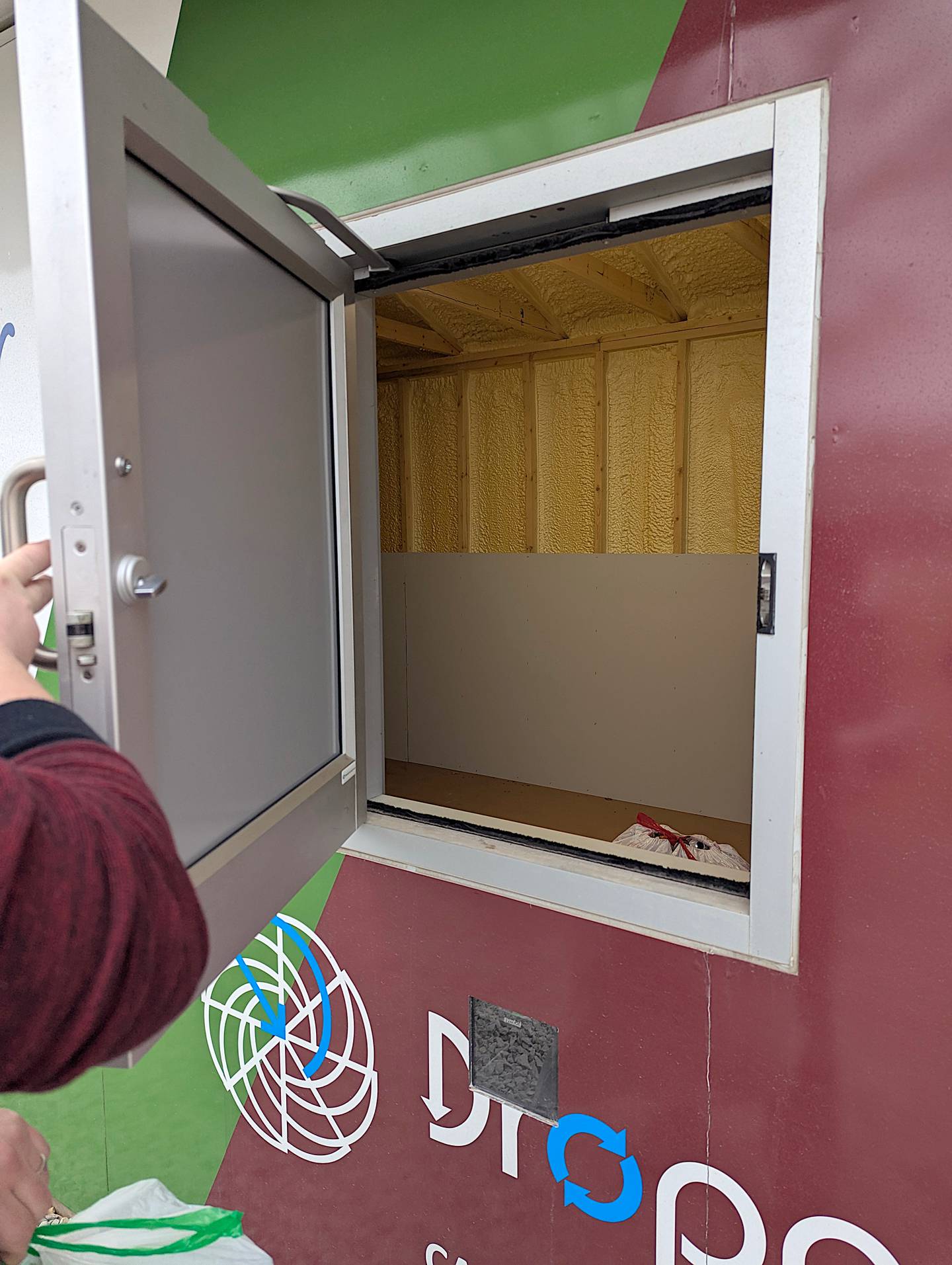 After your bag tag is scanned, the door will unlatch and you can place your items inside the trailer.